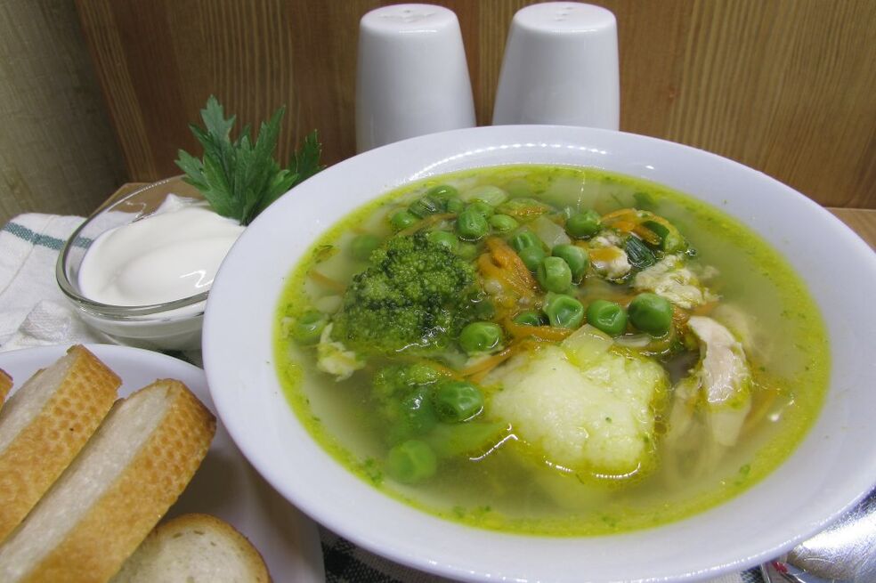 肉汤配花椰菜和西兰花