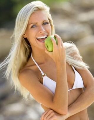 一个女孩每月吃一个苹果减肥10公斤